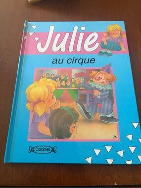 Julie au Cirque — Bright Blue & Pink Children's Book